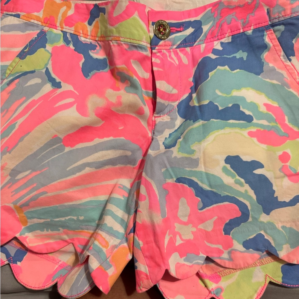 Lilly Pulitzer size 00 buttercup scallop shorts